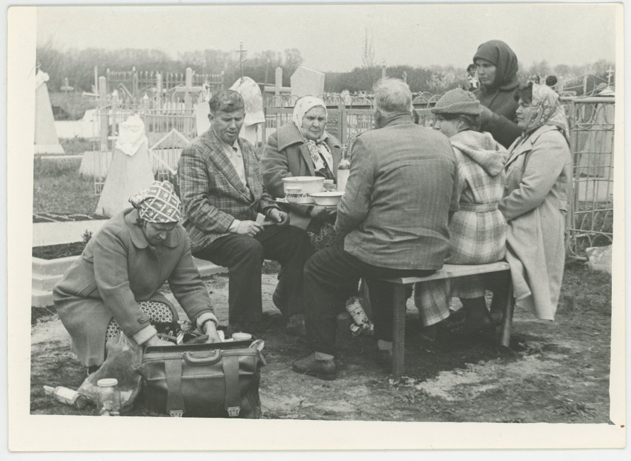 Коли село збиралося разом: як проходили поминальні дні на Запоріжжі в минулому столітті (фото)