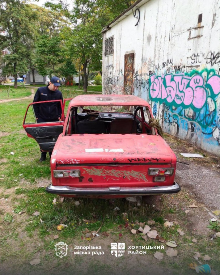 Вулиці без автівок-примар: у Хортицькому районі взялися за покинуті машини (фото)