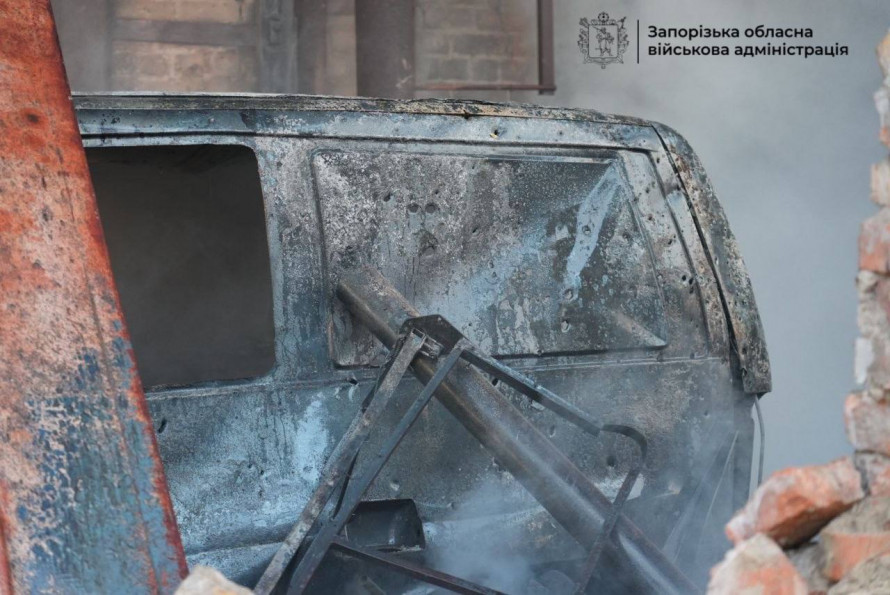 У Запоріжжі після ранкового удару загорілися склади: що відомо про наслідки (фото)