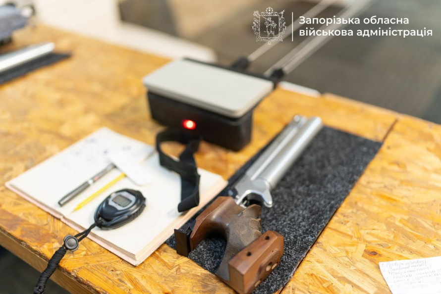 У Запоріжжі майстри спорту безкоштовно тренують колишніх військових та їхні родини у сучасному тирі - фото