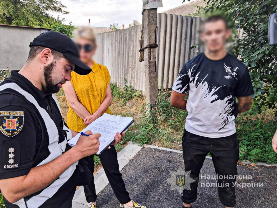 Залякав та виніс гроші з технікою: в Запоріжжі чоловік пограбував жінку в її власній квартирі (фото)