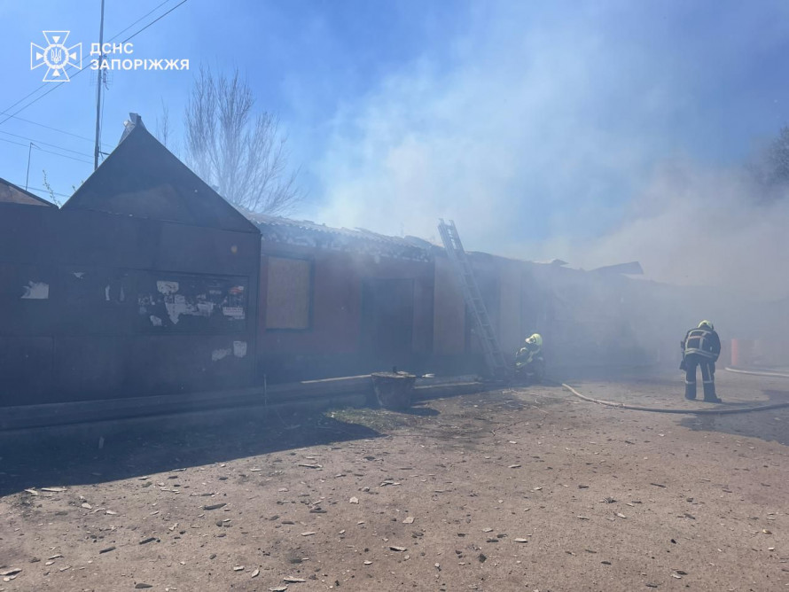 На Запоріжжі під час пожежі в магазині постраждали двоє людей (фото)