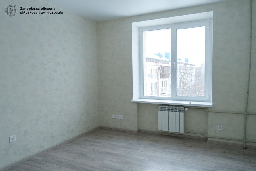 «Просто хочеться жити»: мешканка Запоріжжя повернулася до відновленої квартири, яку знищила російська ракета (фото, відео)