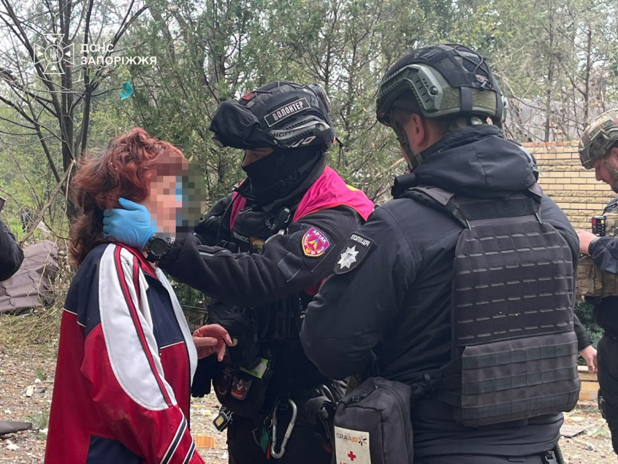 Одного вже немає, інший - пошкоджений: армія рф накрила з РСЗВ приватні будинки в Запоріжжі (фото, відео)