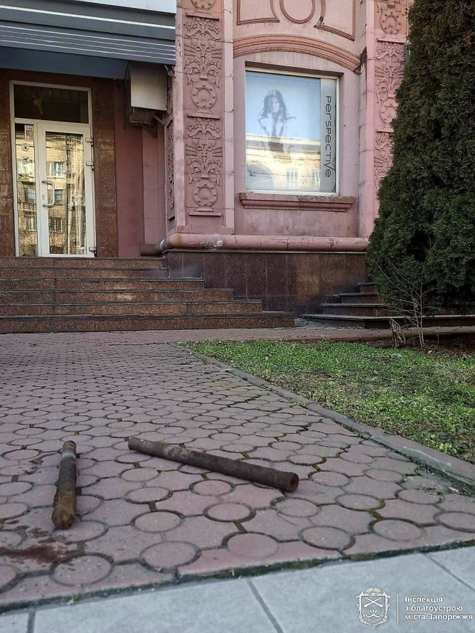 Після скарг у соцмережах: у центрі Запоріжжя прибрали незаконні банери російською мовою (фото)