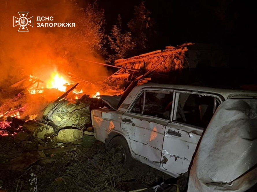 Росіяни авіабомбою знищили лікарню на Запоріжжі: під завалами опинилися медпрацівники (фото)