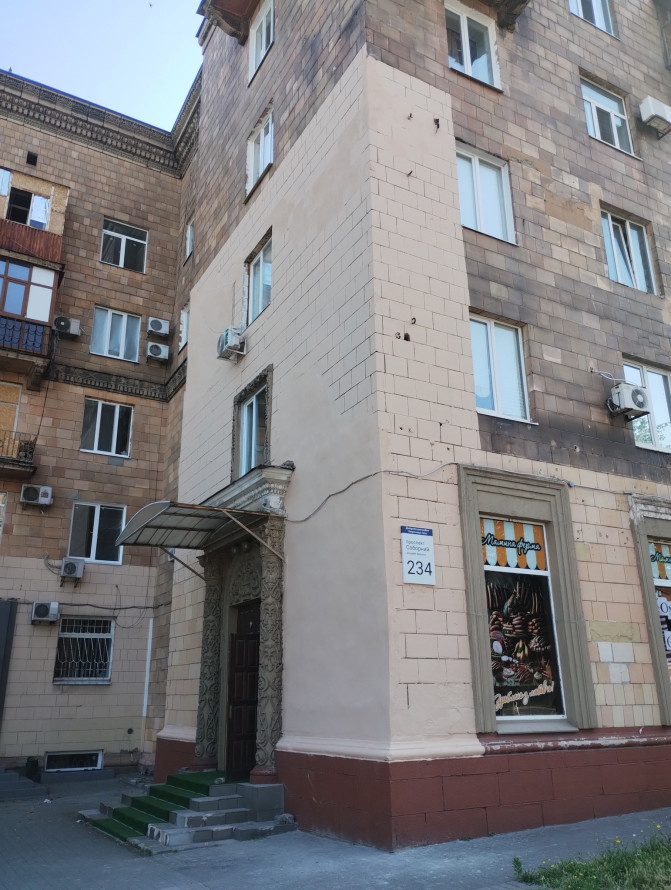 У Запоріжжі комунальники зіпсували красиву історичну будівлю, що є своєрідною брамою міста - фото