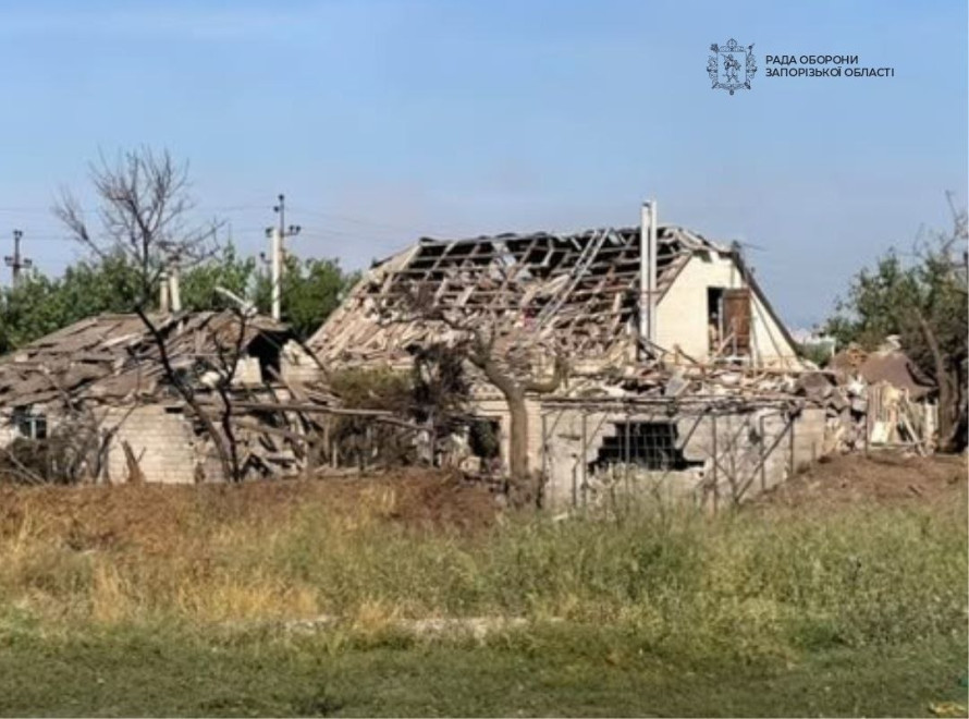 На Запоріжжі через обстріл загорівся приватний будинок: чи є постраждалі (фото)