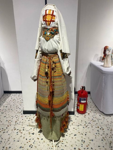 Українські пісні ожили у вишивці: у Запоріжжі відкрилася виставка писанок, рушників, мотанок (фото)