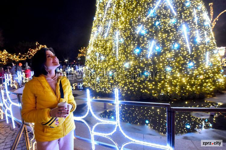 Казка мирних часів – як у Запоріжжі протягом 20 років змінювалася новорічна ялинка (фото)