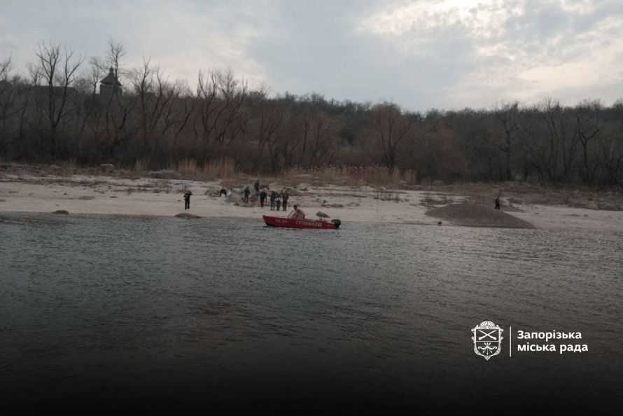 Відпочинок з екстримом - у Запоріжжі 16 людей і собака опинилися на острові посеред Дніпра і не змогли самостійно вибратися