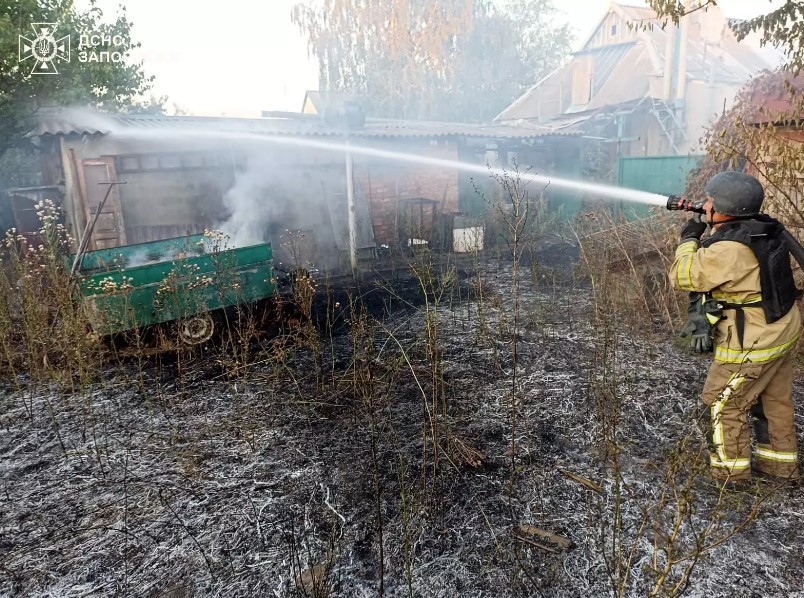 Пожежі після обстрілів - вогонь охопив житлові будинки та базу відпочинку на Запоріжжі (фото)