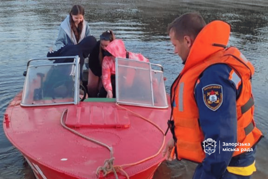 Застрягли на острові посеред Дніпра - у Запоріжжі рятувальники евакуювали людей (фото)