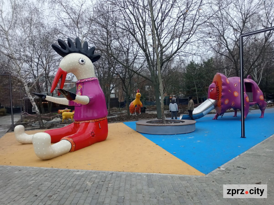 В одному із запорізьких скверів відкриють майданчик з фігурами фантастичних звірів - фоторепортаж