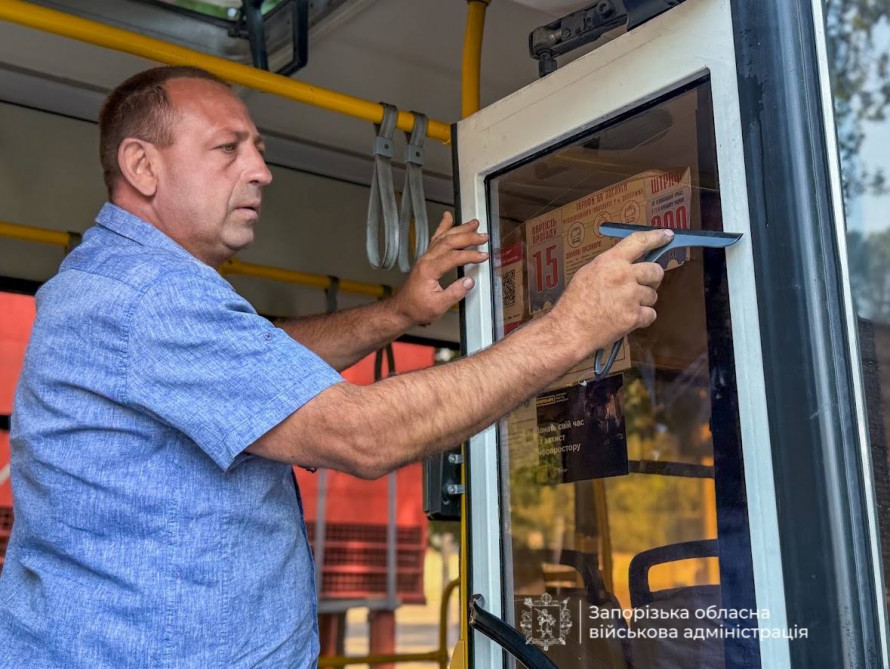 Бронеплівка для громадського транспорту: у Запоріжжі захищають вікна автобусів, трамваїв і тролейбусів (фото)