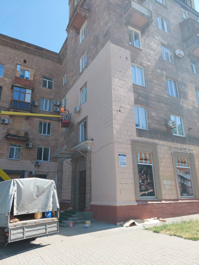 У Запоріжжі комунальники зіпсували красиву історичну будівлю, що є своєрідною брамою міста - фото