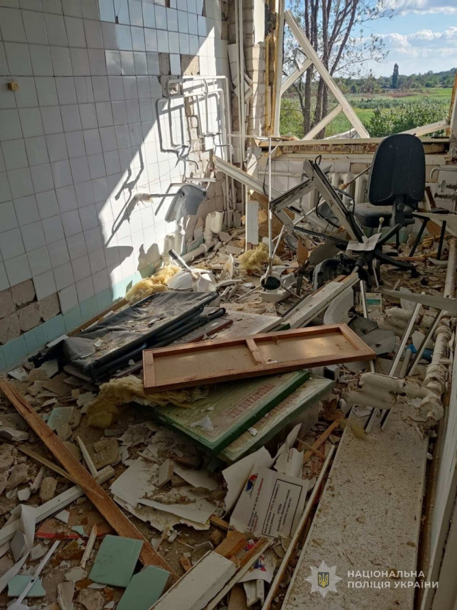 У Запорізькій області внаслідок ворожих атак горів потяг, магазин, кафе і житло - загинула людина (фото)