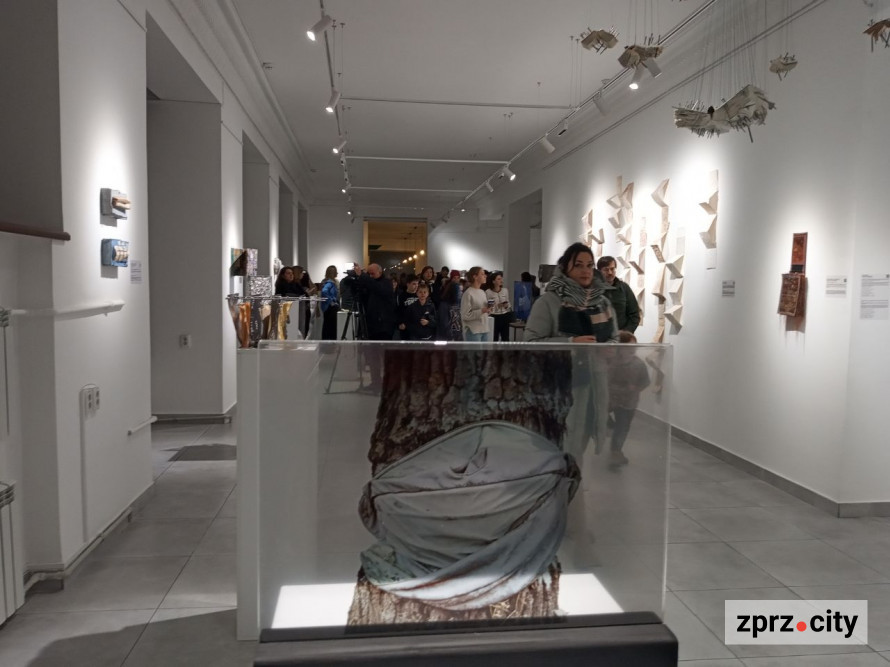 У Запоріжжі показали книгу, вирощену з гриба, та інші незвичайні артбуки - фото