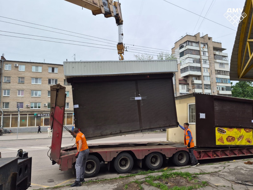 Попередження залишили без уваги: у Запоріжжі примусово прибрали незаконні МАФи біля зупинки (фото)
