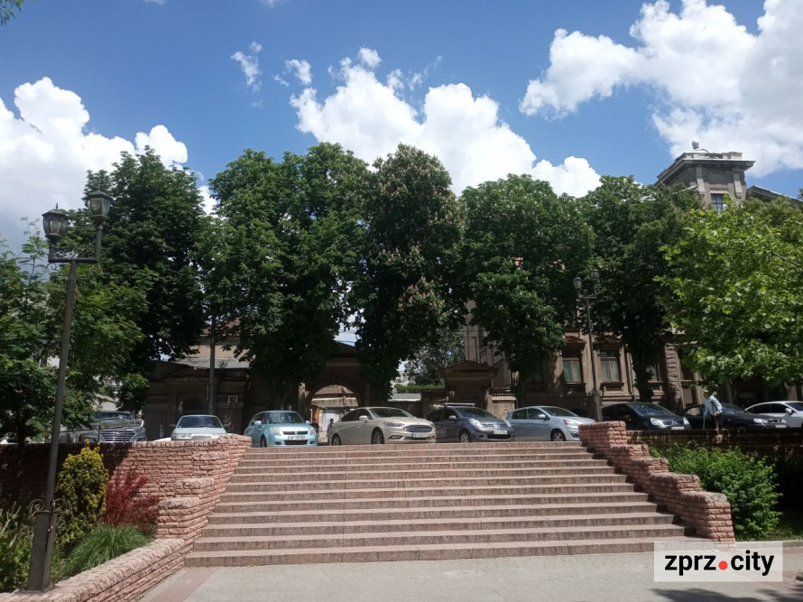 Як виглядає наприкінці весни сквер в історичній частині Запоріжжя - фото