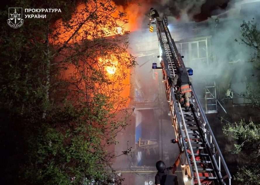 Сильна пожежа, поранені люди: у неділю ворог ударив по житловій багатоповерхівці у Запоріжжі