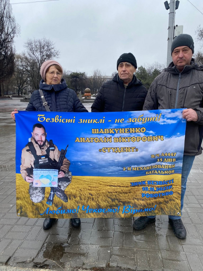 Червоні серця і мовчазна підтримка: запорізькі родини вийшли на площу попри дощ і тривоги (фото)