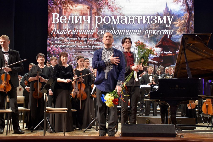 "Давно хотів зіграти цей концерт у рідній філармонії": 23-річний піаніст зачарував запоріжців разом із симфонічним оркестром