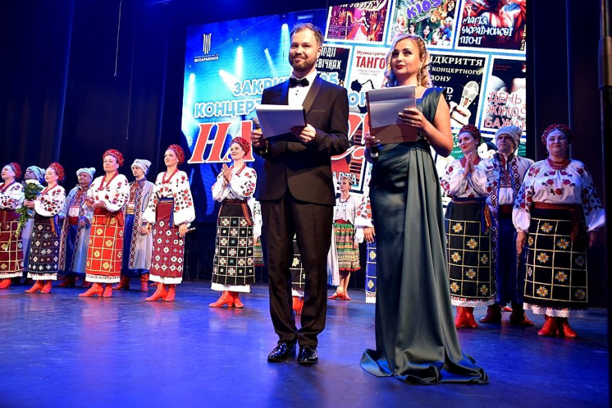 Овації, «браво» і квіти у запорізькій філармонії тріумфально закрили концертний сезон