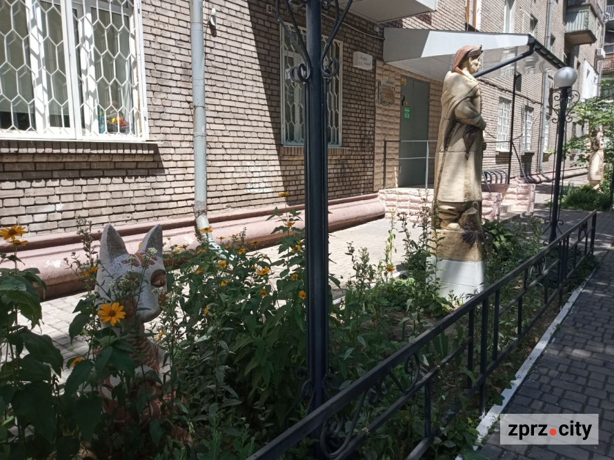 У центрі Запоріжжя стоять скульптури, зроблені дітьми - фото