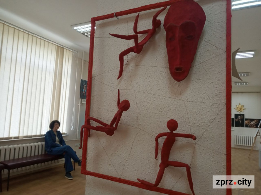 У Запорізькому художньому музеї показали сюрреалістичний калейдоскоп - фото