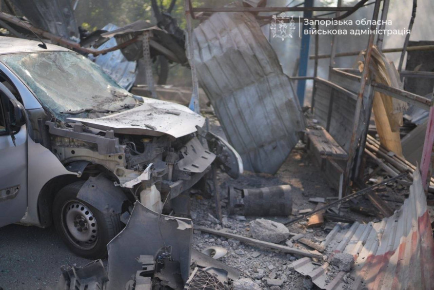 У Запоріжжі під час атаки дрона на автостоянку постраждали люди: серед них водії та механік (фото, відео)