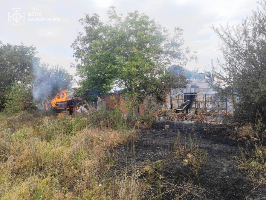 Авіабомби спричинили пожежі в Запорізькій області — ворог атакував одразу 11 населених пунктів (фото)