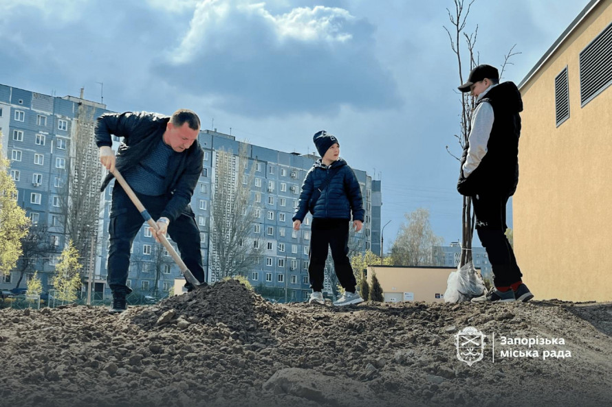 У Запоріжжі саджають сади Перемоги - фото