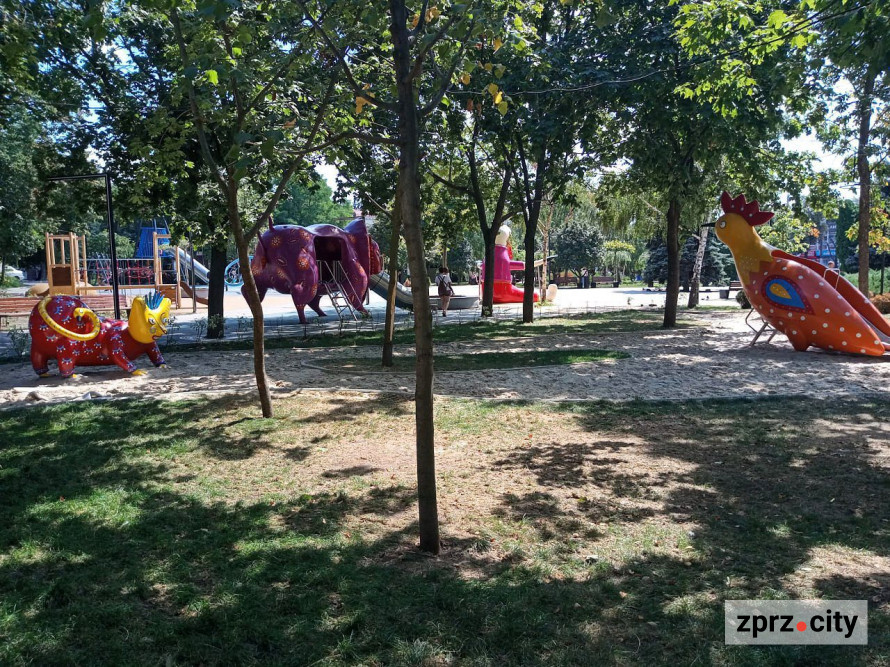 Кольорове літо серед фантастичних звірів: як зараз виглядає "Чарівний сад" у Запоріжжі (фото)