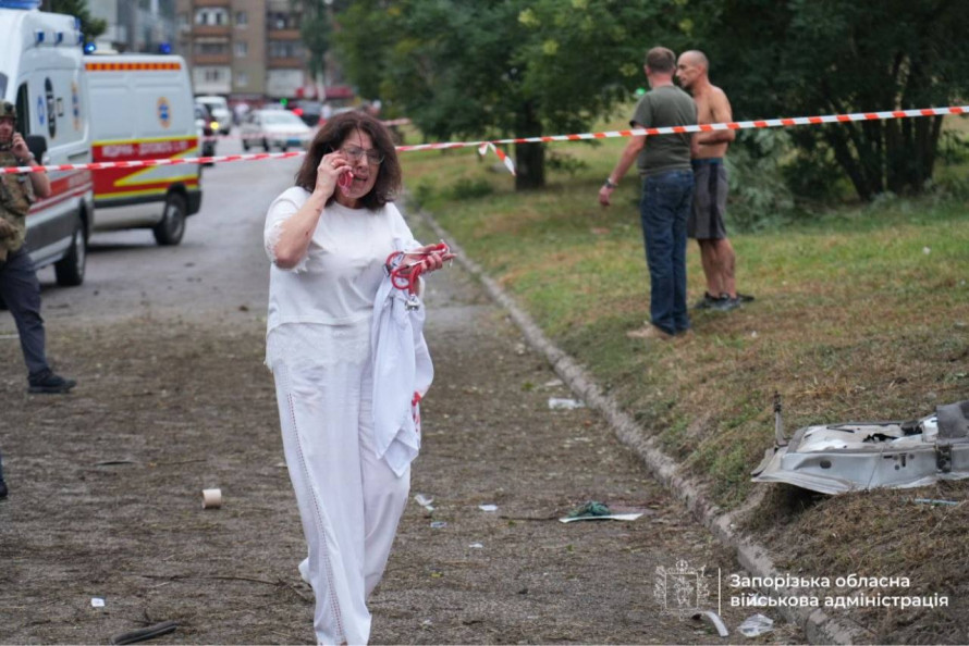 П'ять КАБів атакували Запоріжжя: під завалами шукають людей, серед поранених — дитина (фото, відео)