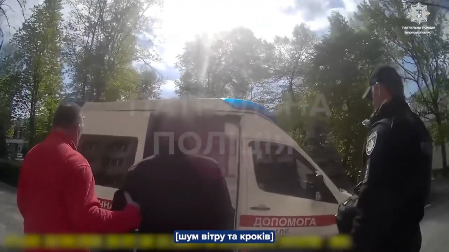 Порізав вени та хотів стрибати з вікна: у Запоріжжі чоловік намагався скоїти самогубство (відео)