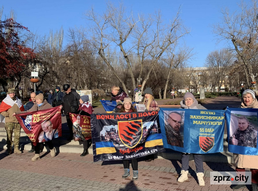 «Нас просили про тишу,  про забуття»: у Запоріжжі родини військовополонених провели якцію біля ялинки