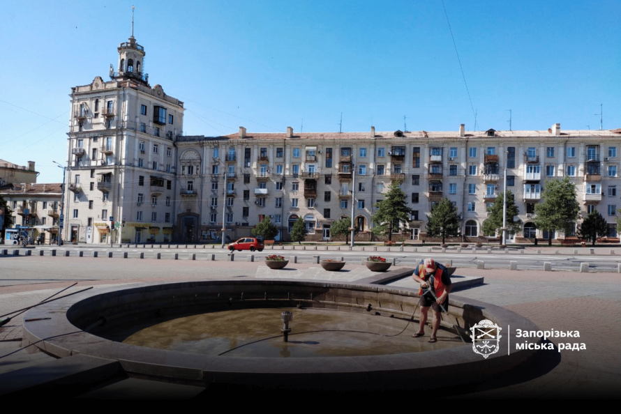 На одній з центральних площ Запоріжжя привели до ладу фонтан - фото