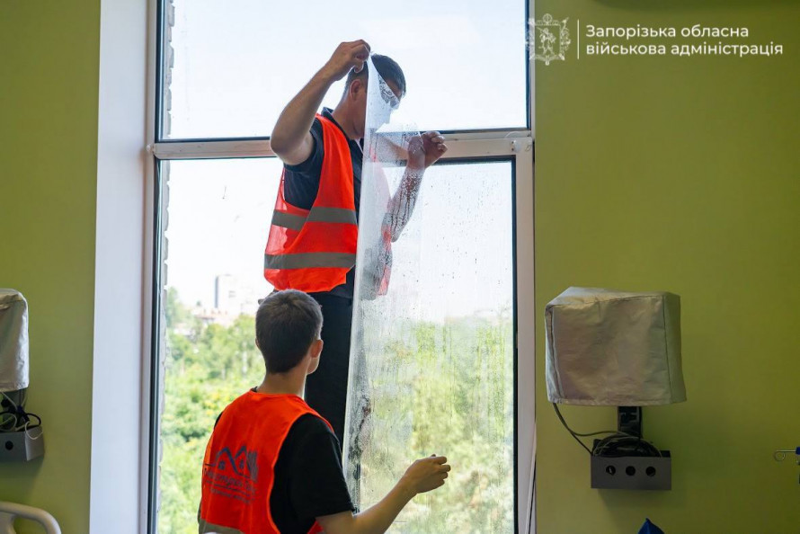 Антидронові сітки та бронеплівка: як захищають медзаклади Запорізької області (фото)