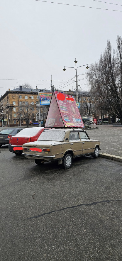 З площі в центрі Запоріжжя прибрали незаконний рекламний "артоб'єкт" (фото)