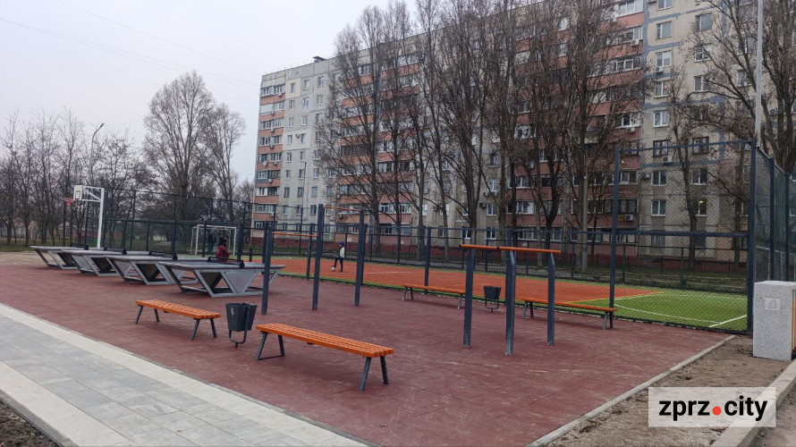 Великий дитячий майданчик та спортивні зони - у спальному мікрорайоні Запоріжжя оновили парк (фото)