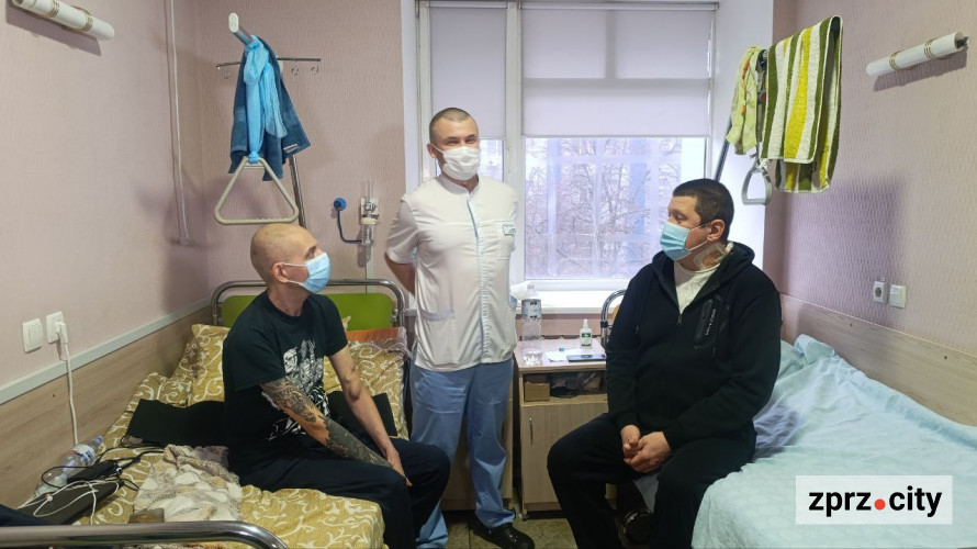 «Діаліз — це важкий шлях»: запорізькі лікарі успішно провели дві унікальні трансплантації нирок (фото)