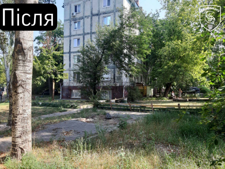 У Запоріжжі без дозволу поставили кіоск для ремонту взуття - комунальники знесли незаконний МАФ (фото)