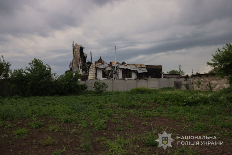 У Запорзькому районі ворог вдарив поряд з автомобілем, а у Запоріжжі - по гаражах: наслідки обстрілів за добу (фото)
