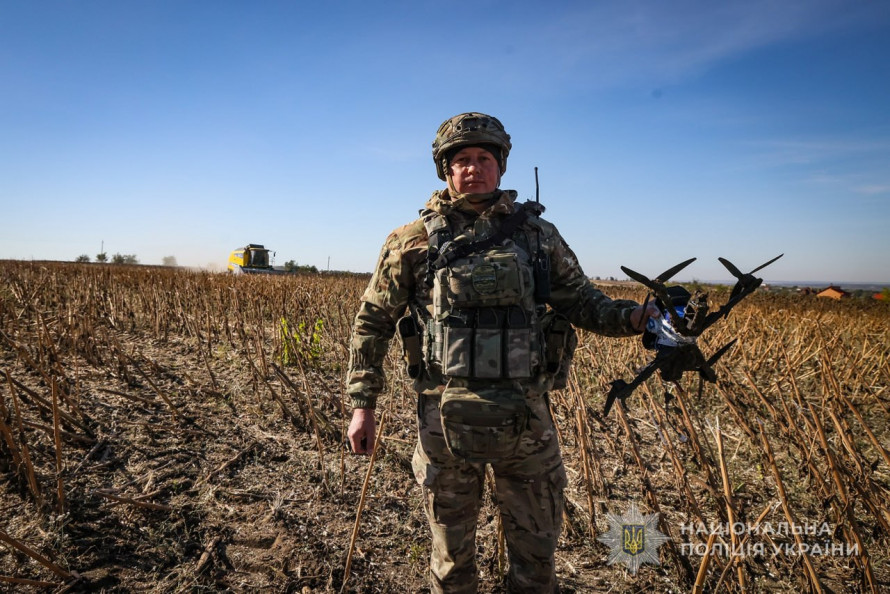 Жнива за 15 км від фронту: як на Запоріжжі спецпризначенці поліції прикривають аграріїв (фото, відео)
