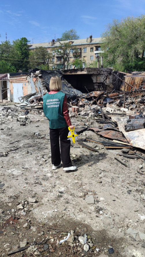 Уламки та величезна вирва – що виявили екологи на місцях "прильотів" у Запоріжжі (фото)