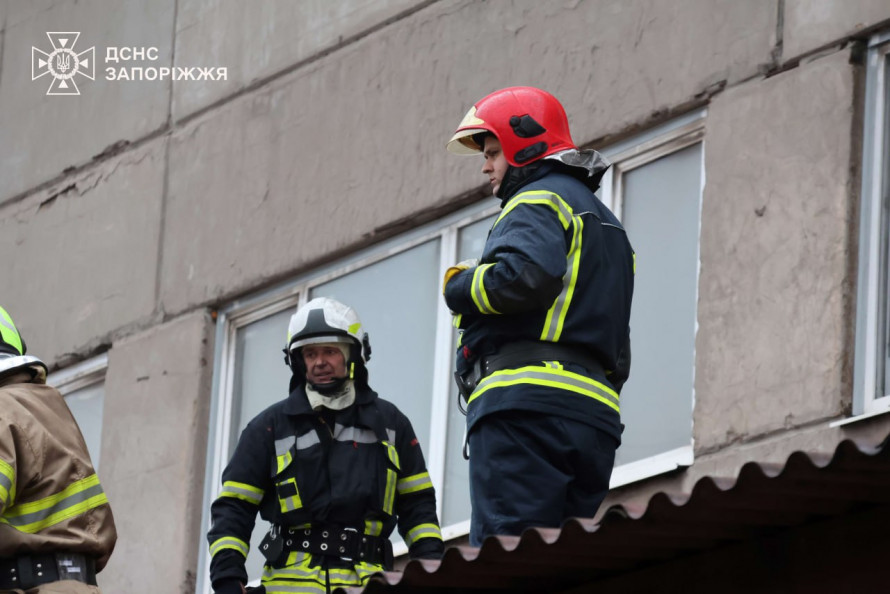 Врятували двох жінок - у Запоріжжі вирувала масштабна пожежа у складському приміщенні (відео, фото)