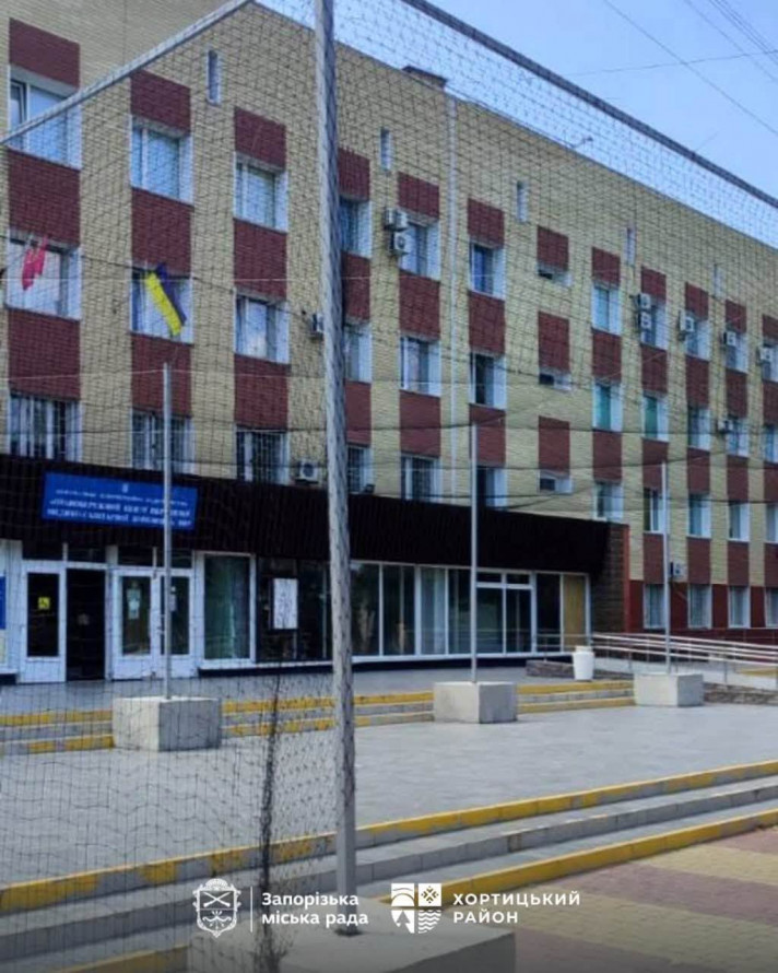 Бронеплівки та сітки: у Хортицькому районі Запоріжжя посилюють захист лікарень від атак дронів (фото)
