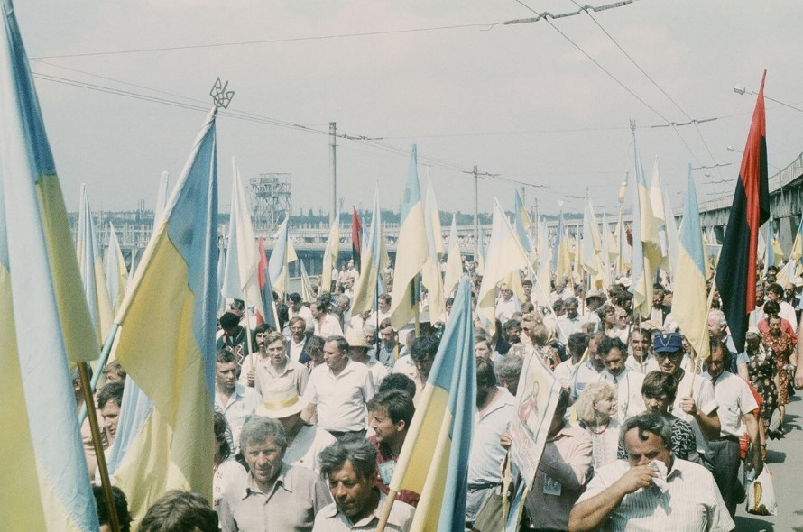 500 тисяч синьо-жовтих прапорів над радянським Запоріжжям – публікуємо щоденник учасника подій
