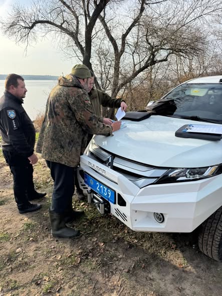 На Дніпровському водосховищі затримали браконьєра з 800 метрами риболовних сіток (фото, відео)